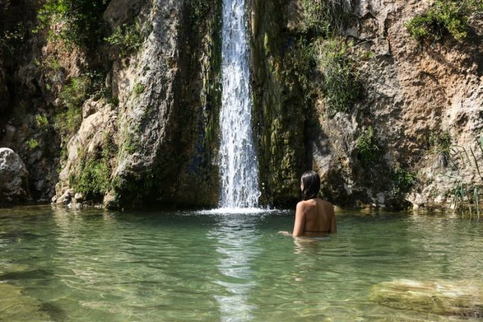 Drafi; heat; heat wave; heatwave; hot; lake; Penteli; summer; summertime; waterfall; young; youth; Καλοκαίρι; Ντράφι; Πεντέλη; ζέστη; καλοκαιρία; καταρράκτης; καύσωνας; λίμνη; νέοι; νεολαία;